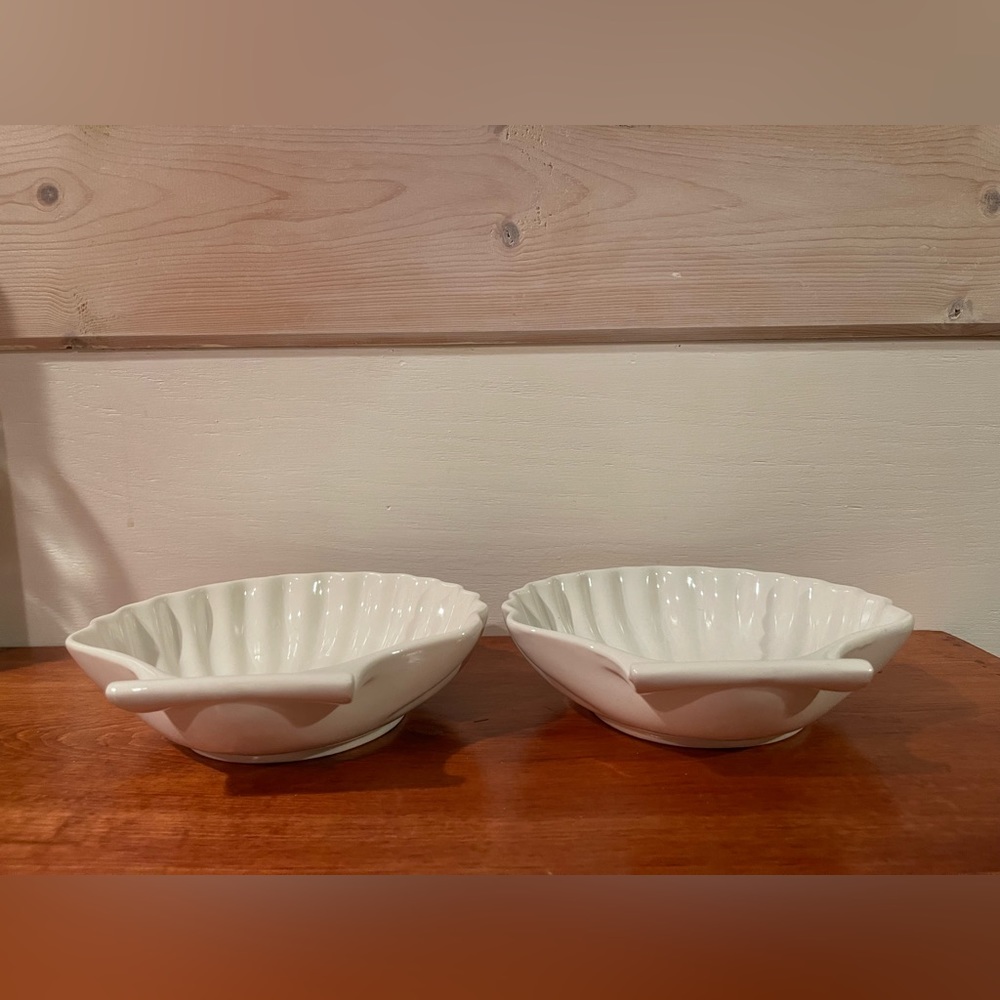 VINTAGE WHITE CERAMIC SEASHELL BOWLS - SET OF 2 - Picture 4 of 8